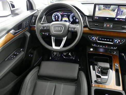 Used 2024 Audi Q5 e Prestige w/ Prestige Package image 29