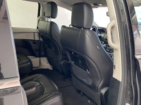 Used 2018 Chrysler Pacifica Touring-L w/ Premium Audio Group image 10