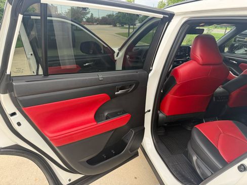 Used 2021 Toyota Highlander XSE FWD image 13