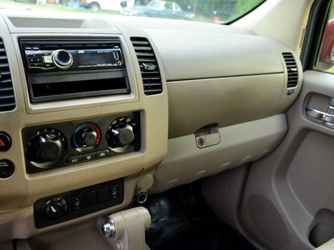 Used 2008 Nissan Frontier LE w/ Leather Pkg image 18