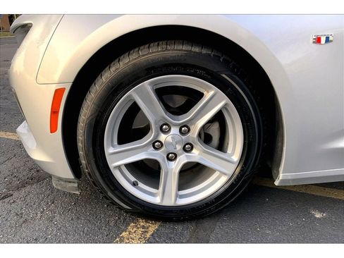 Used 2018 Chevrolet Camaro LT image 9