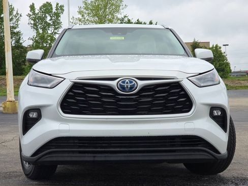 Used 2023 Toyota Highlander XLE AWD/4WD image 3