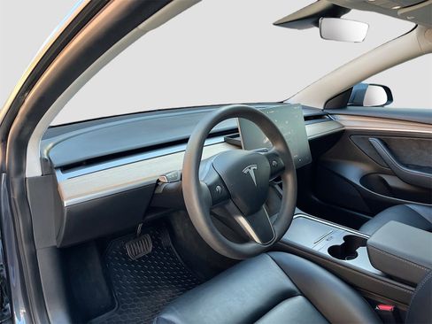 Used 2023 Tesla Model 3 Standard Range image 9