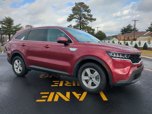 Used 2023 Kia Sorento LX image 2