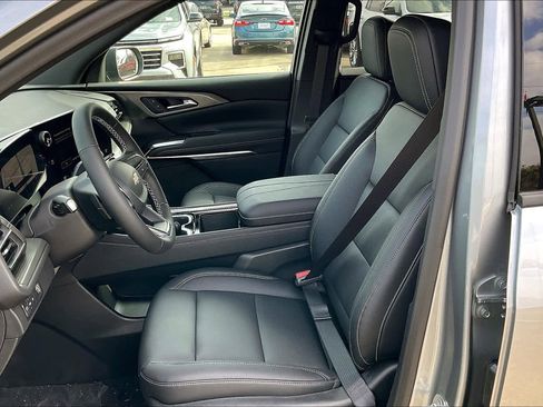 Used 2025 Chevrolet Traverse LT image 10