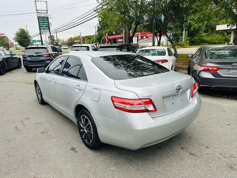 Used 2010 Toyota Camry LE image 4
