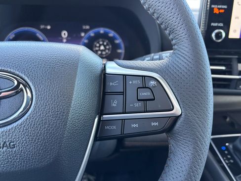Used 2025 Toyota Sienna Limited image 34