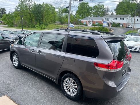 Used 2014 Toyota Sienna XLE image 10
