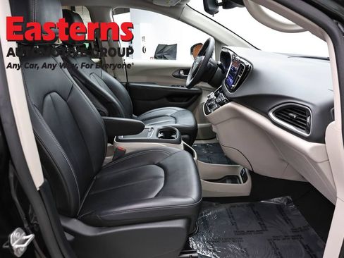 Used 2024 Chrysler Pacifica Touring-L FWD image 23