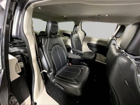 Used 2023 Chrysler Pacifica Touring-L FWD image 25