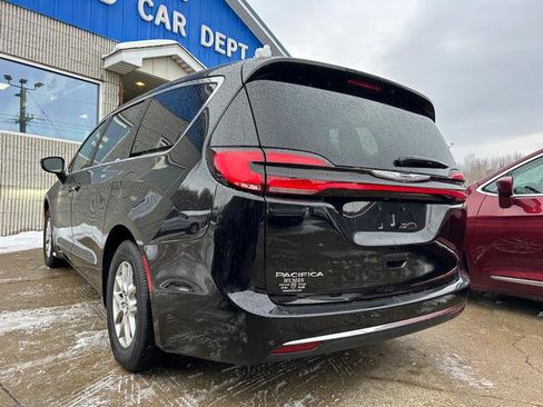 Used 2024 Chrysler Pacifica Touring image 5
