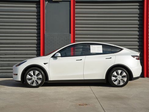 Used 2023 Tesla Model Y Long Range image 5