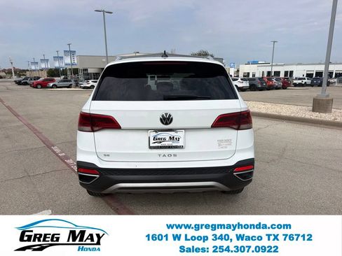 Used 2022 Volkswagen Taos SE FWD image 4