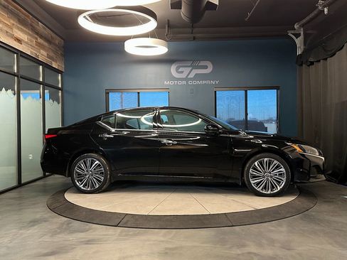 Used 2023 Nissan Altima 2.5 SL image 2