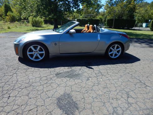 Used 2004 Nissan 350Z Touring image 2