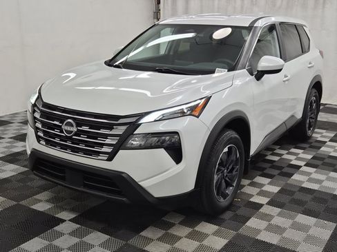 Used 2024 Nissan Rogue SV image 3