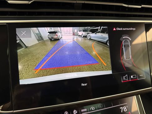 Used 2023 Audi Q8 Premium image 25