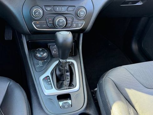 Used 2018 Jeep Cherokee Latitude Plus w/ Comfort/Convenience Group AWD/4WD image 17