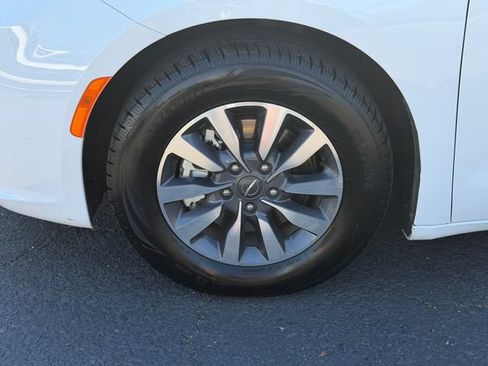 Used 2024 Chrysler Pacifica Limited FWD image 15