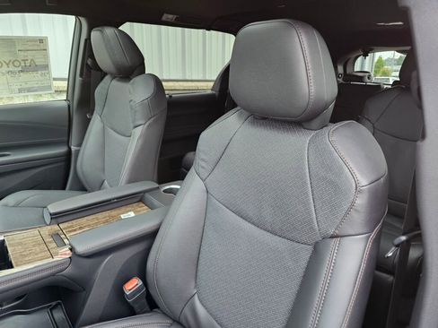 New 2025 Toyota Sienna Platinum image 14