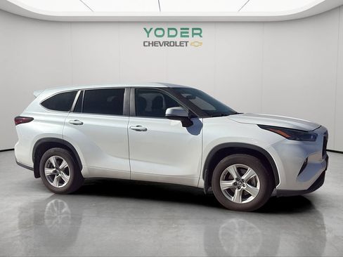 Used 2024 Toyota Highlander LE AWD/4WD image 2