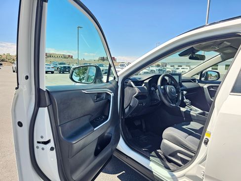 Used 2019 Toyota RAV4 LE AWD/4WD image 18