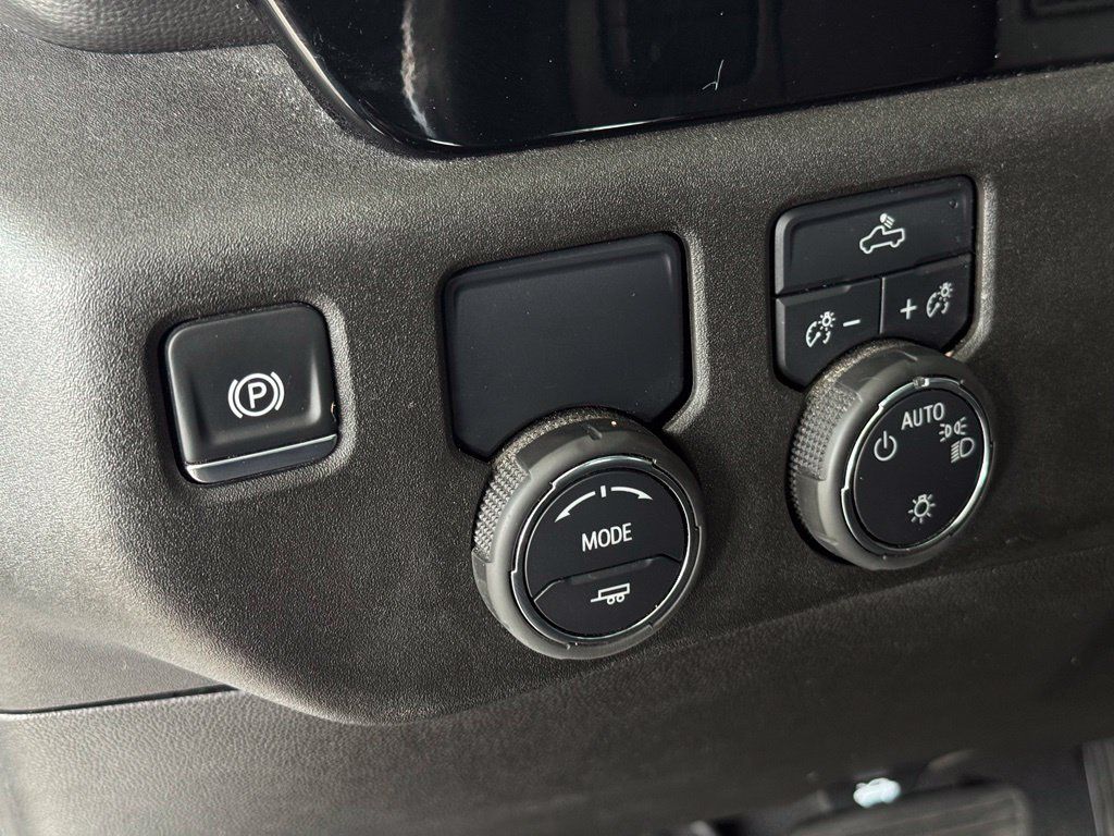 Used 2025 Chevrolet Silverado 1500 LT RWD image 28