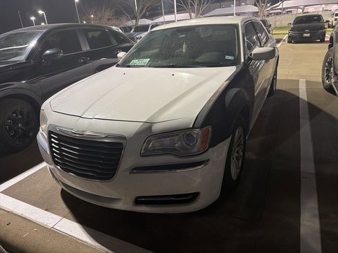 Used 2014 Chrysler 300 image 1