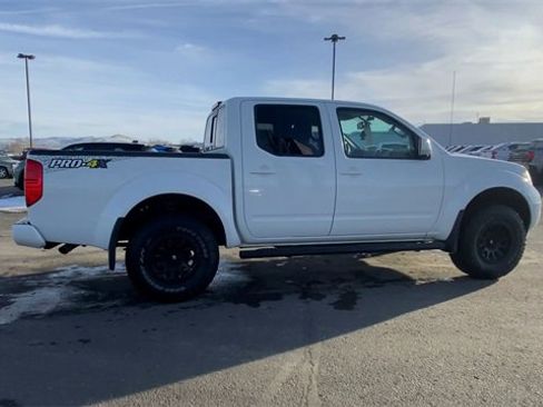 Used 2017 Nissan Frontier PRO-4X image 9