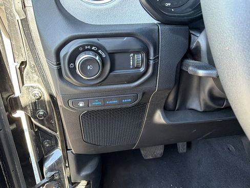 Used 2025 Jeep Wrangler Unlimited Sahara w/ Safety Group AWD/4WD image 25