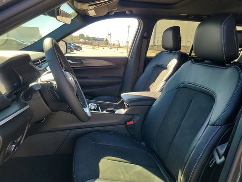 New 2025 Jeep Grand Cherokee Altitude image 14