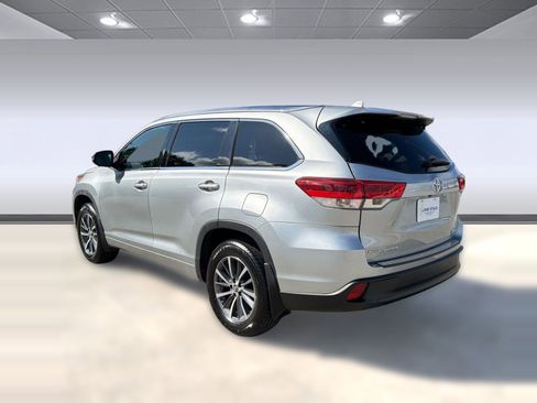 Used 2018 Toyota Highlander XLE AWD/4WD image 3