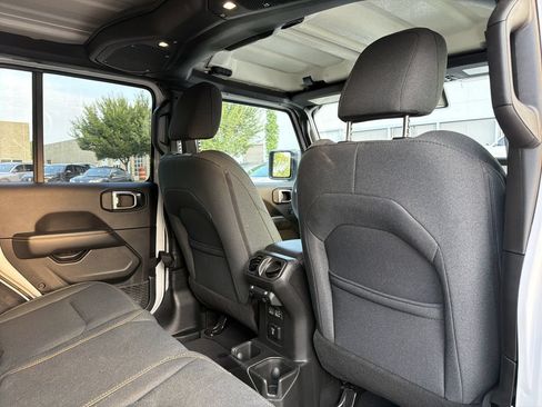 Used 2025 Jeep Wrangler Unlimited Sahara AWD/4WD image 16