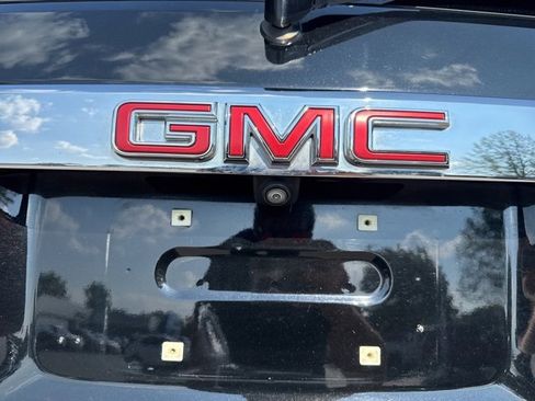 Used 2022 GMC Acadia SLE w/ Driver Convenience Package image 16