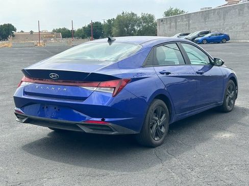 Used 2023 Hyundai Elantra SEL w/ Preferred Accessory Package FWD image 3