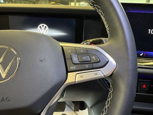 Used 2025 Volkswagen Tiguan SE AWD/4WD image 12