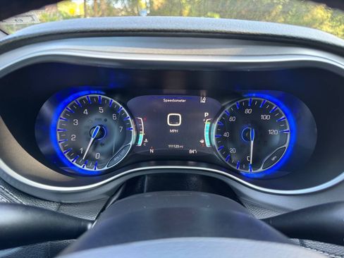 Used 2019 Chrysler Pacifica Limited w/ Advanced Safetytec Group FWD image 26