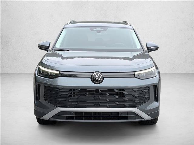 Used 2025 Volkswagen Tiguan SE FWD image 2