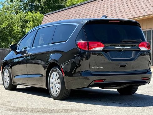 Used 2021 Chrysler Voyager L FWD image 3