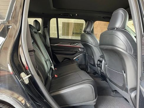 Used 2022 Jeep Grand Cherokee Overland RWD image 24