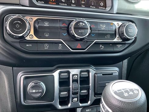 Used 2022 Jeep Wrangler Unlimited Sahara w/ LED Lighting Group AWD/4WD image 32