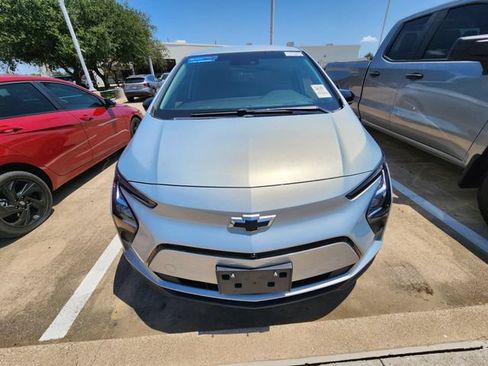 Used 2023 Chevrolet Bolt LT w/ Infotainment Package FWD image 2