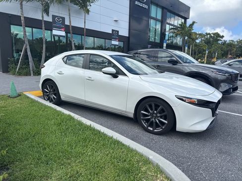 Used 2019 MAZDA MAZDA3 Hatchback w/ Preferred Package FWD image 3