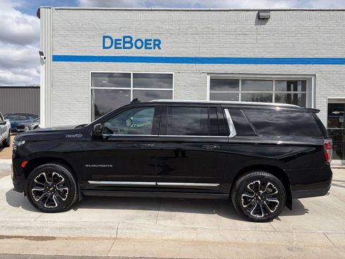 Used 2023 Chevrolet Suburban High Country AWD/4WD image 2