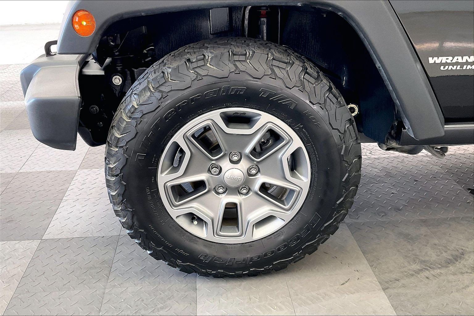 Used 2017 Jeep Wrangler Unlimited Rubicon w/ Connectivity Group AWD/4WD image 8