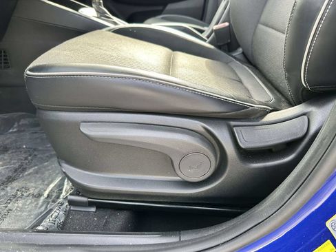 Used 2022 Hyundai Venue Limited FWD image 10
