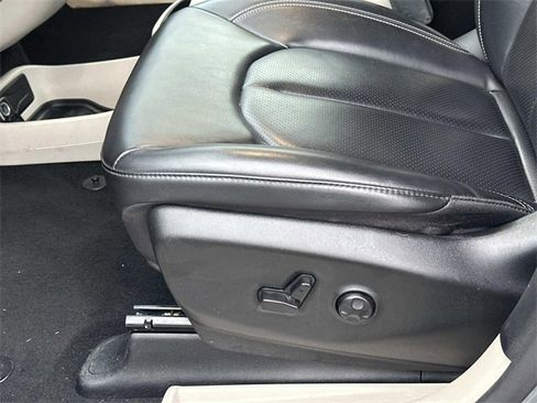 Certified 2023 Chrysler Pacifica Touring-L image 22