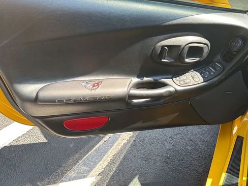 Used 2004 Chevrolet Corvette Coupe w/ Preferred Equipment Group image 11