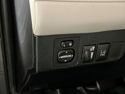 Used 2016 Toyota RAV4 Limited image 28