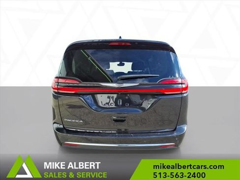 Used 2023 Chrysler Pacifica Touring-L FWD image 6